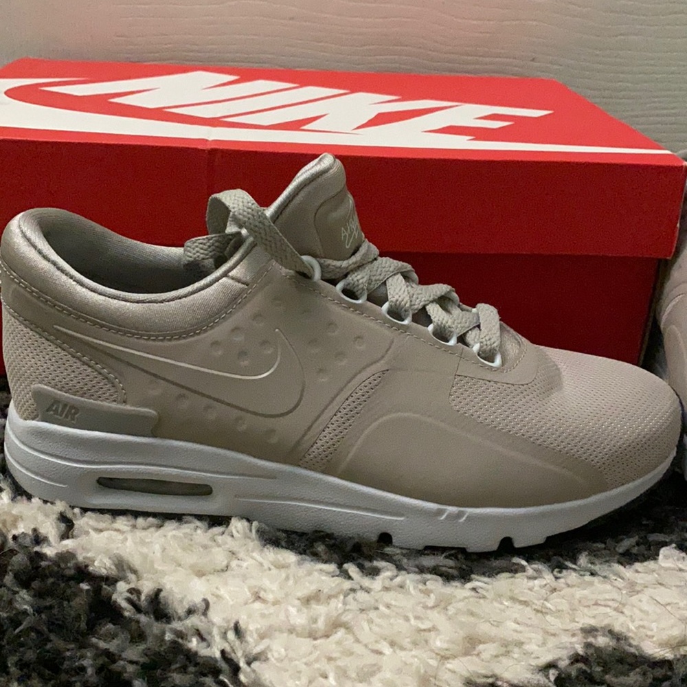 Tan Nike air max zero running shoe, size 7.5